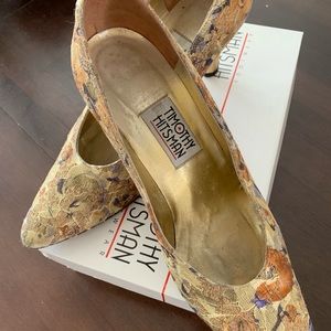 Gold floral brocade “Potpourri” pumps Size 10